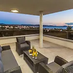 Shaula - Five Bedroom With Pool,sauna And Gym Šibenik