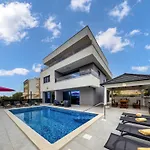 Villa Shaula - Five Bedroom With Pool,sauna And Gym
