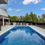 Villa Shaula - Five Bedroom With Pool,sauna And Gym