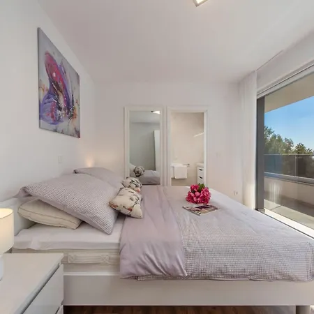 Villa Shaula - Five Bedroom With Pool,sauna And Gym Šibenik