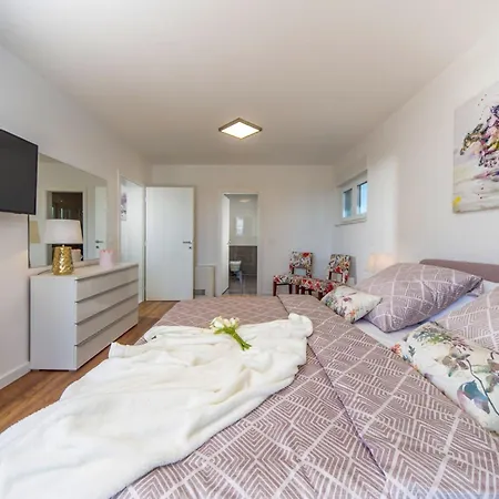 Villa Shaula - Five Bedroom With Pool,sauna And Gym *