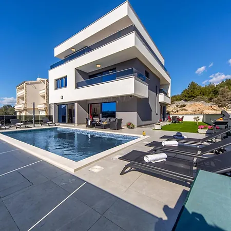 Villa Shaula - Five Bedroom With Pool,sauna And Gym Šibenik
