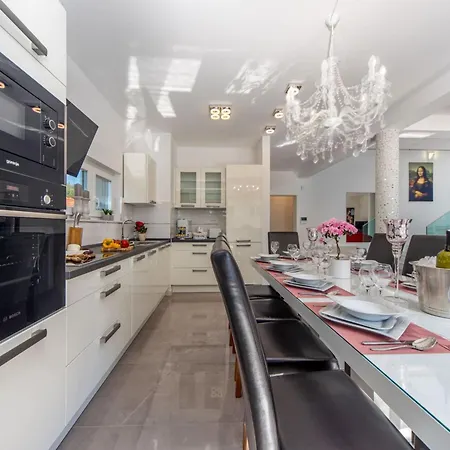 Shaula - Five Bedroom With Pool,sauna And Gym * Šibenik