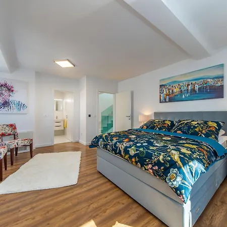 Villa Shaula - Five Bedroom With Pool,sauna And Gym Šibenik