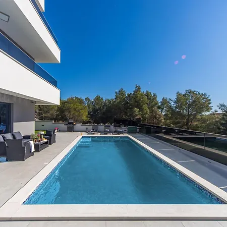 Villa Shaula - Five Bedroom With Pool,sauna And Gym