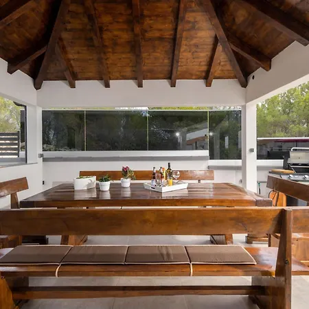 Villa Shaula - Five Bedroom With Pool,sauna And Gym *