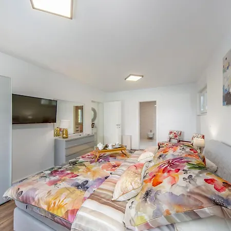 Villa Shaula - Five Bedroom With Pool,sauna And Gym Šibenik