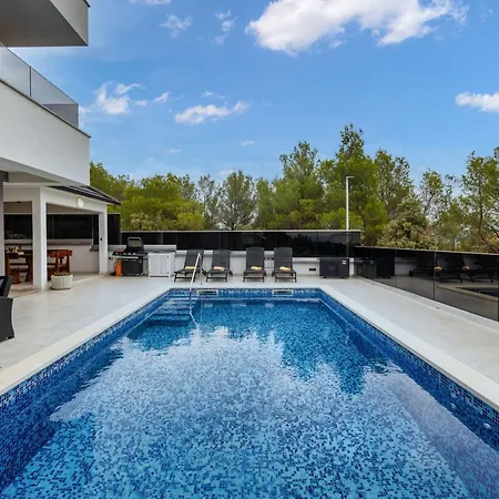 Villa Shaula - Five Bedroom With Pool,sauna And Gym