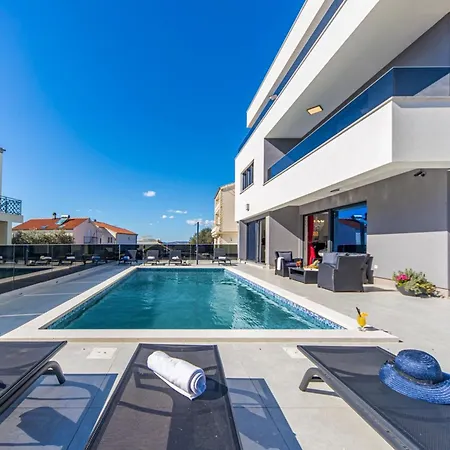 Shaula - Five Bedroom With Pool,sauna And Gym * Šibenik