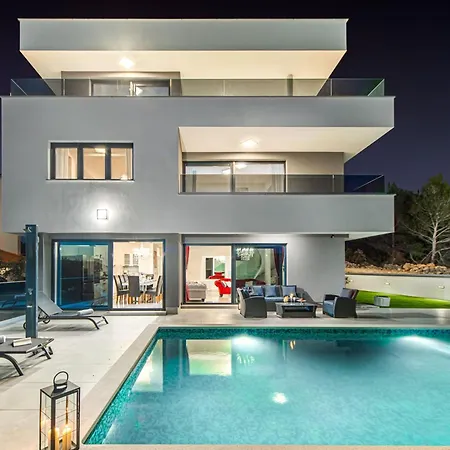 Villa Shaula - Five Bedroom With Pool,sauna And Gym *