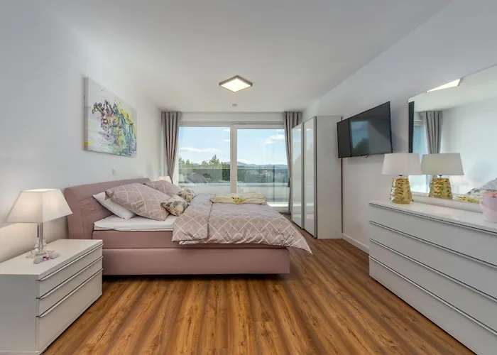 Villa Shaula - Five Bedroom With Pool,sauna And Gym *