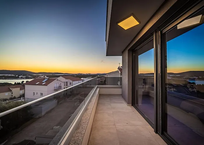 Villa Shaula - Five Bedroom With Pool,sauna And Gym