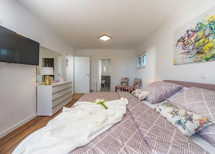 Villa Shaula - Five Bedroom With Pool,sauna And Gym *