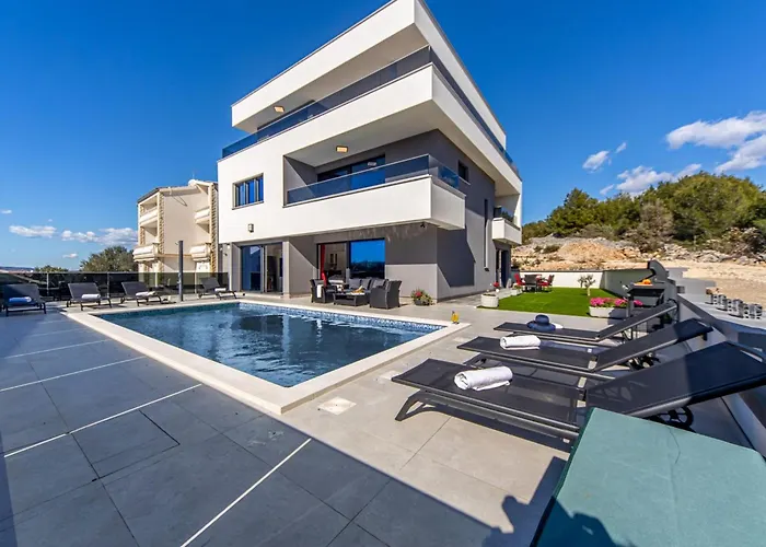 Villa Shaula - Five Bedroom With Pool,sauna And Gym Šibenik