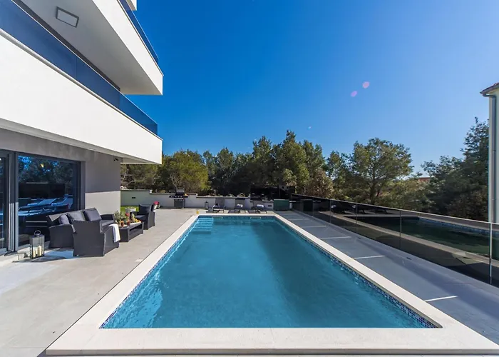 Villa Shaula - Five Bedroom With Pool,sauna And Gym