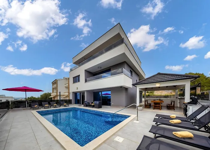 Villa Shaula - Five Bedroom With Pool,sauna And Gym