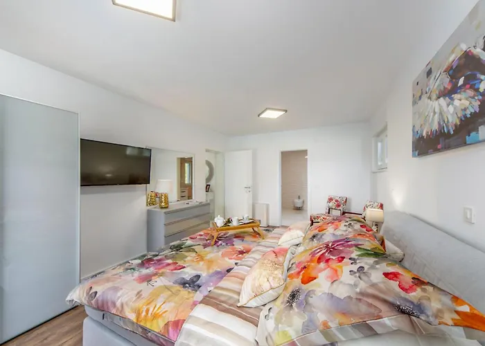 Villa Shaula - Five Bedroom With Pool,sauna And Gym Šibenik