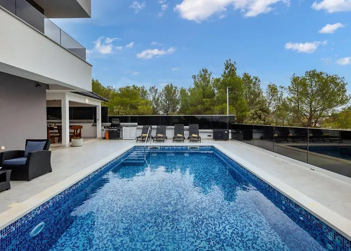 Villa Shaula - Five Bedroom With Pool,sauna And Gym